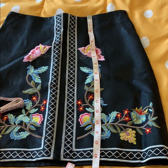 NWT Black faux leather floral mini skirt  with emroidery, size 2 - Picture 5 of 5